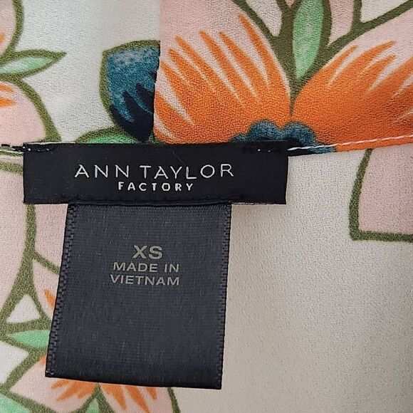 Ann Taylor Factory pleated faux wrap sleeveless floral blouse top Size XS - Picture 4 of 5